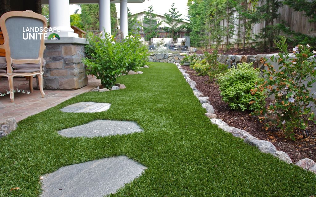 9 inspiring backyard artificial grass ideas to create your dream yard 3 Artificial grass with garden beds