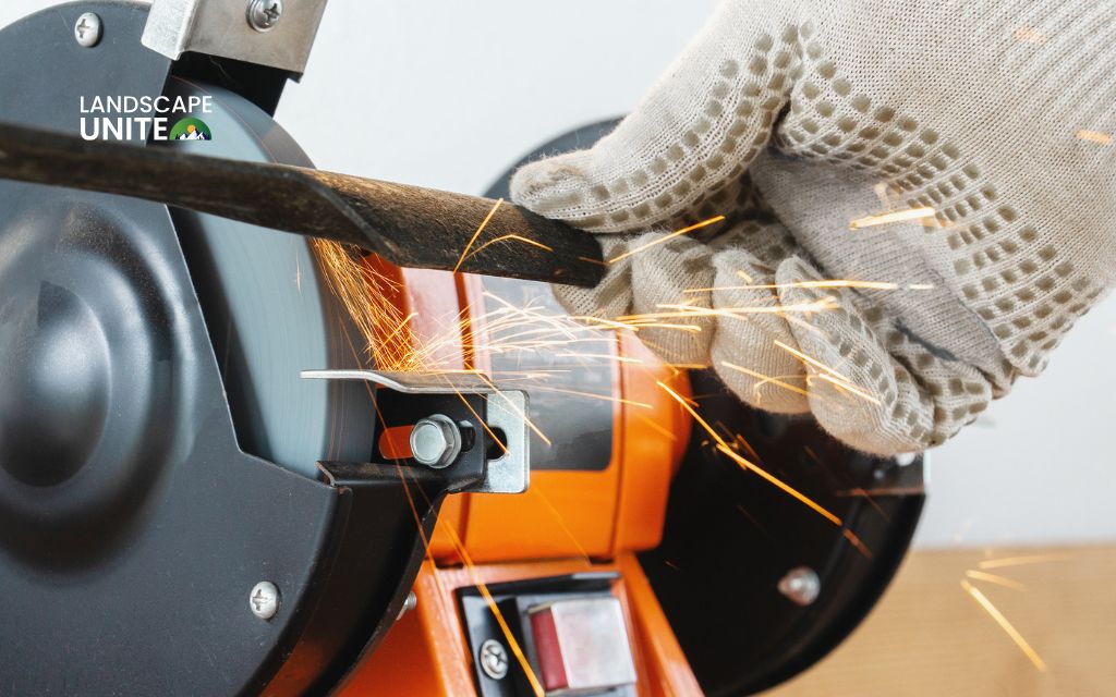 How sharp should lawn mower blades be? Complete maintenance guide 1 How sharp should lawn mower blades be?